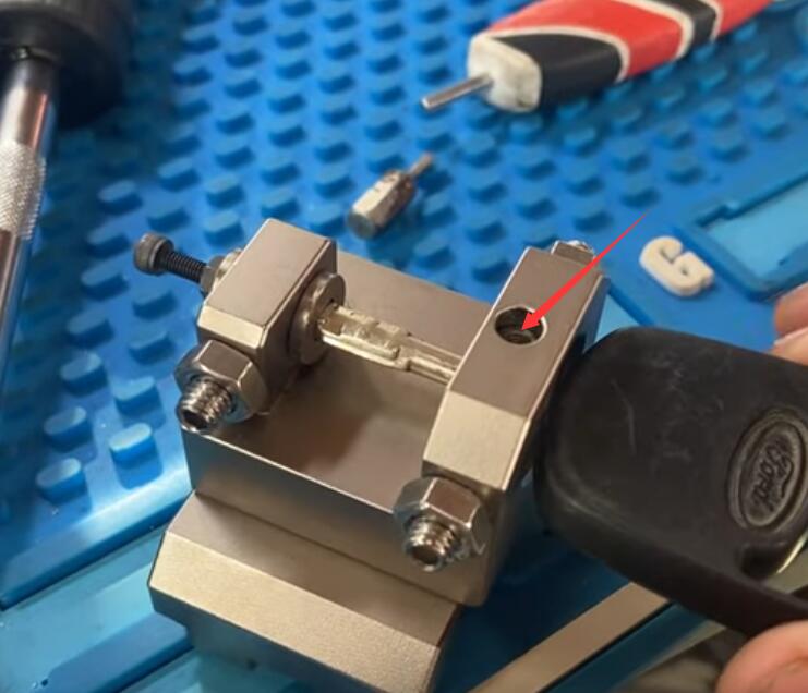 fixing screw
