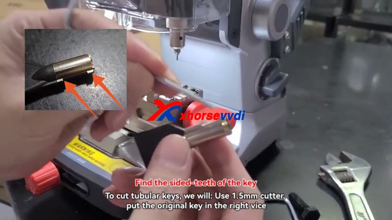 How-to-Cut-Tubular-Key-with-xhorse-dolphin-xp007-1 
